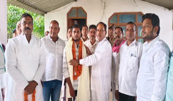 अटल गौतम बने ग्राम विकास अधिकारी, पूर्व सांसद त्रिभुवन दत्त ने किया सम्मानित